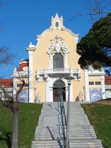 Just one of the bajillion beautiful buildings in Lisbon.